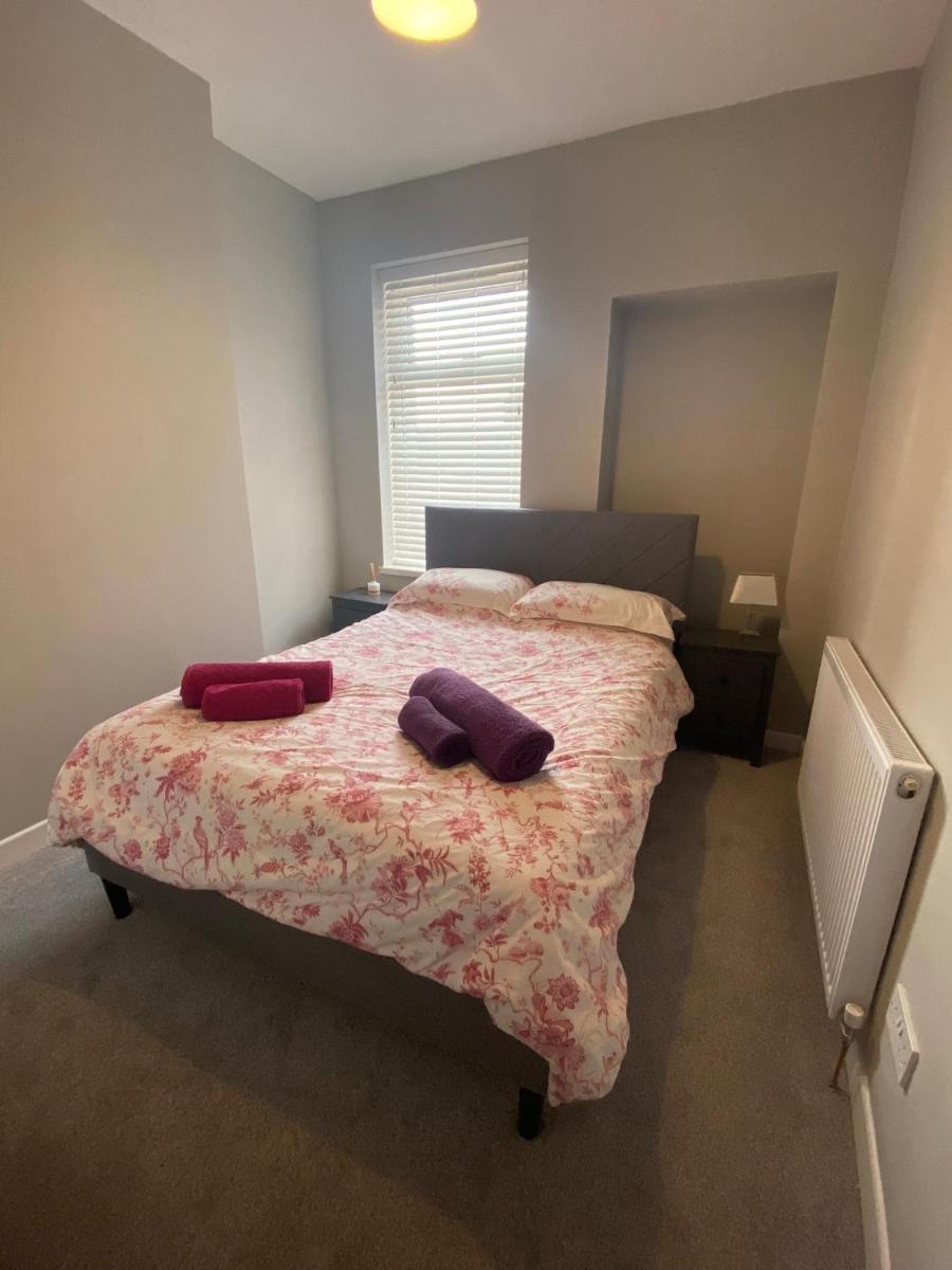 Private double room in our Cardiff Home - Housity