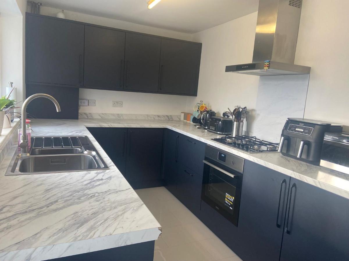 Private double room in our Cardiff Home - Housity