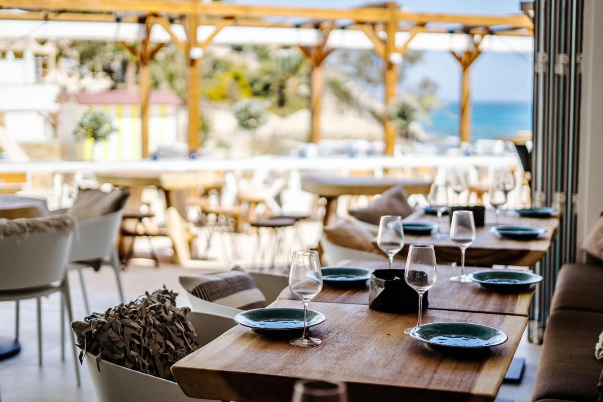 Una mesa con copas de vino encima en un restaurante. en Dormio Resort Costa Blanca Beach & Spa, en El Campello