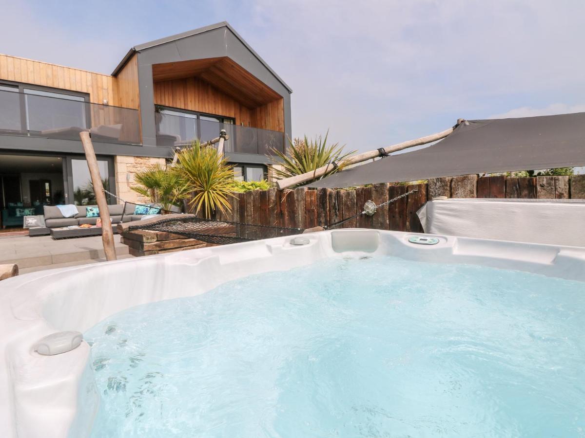 Sennen Skies - Housity