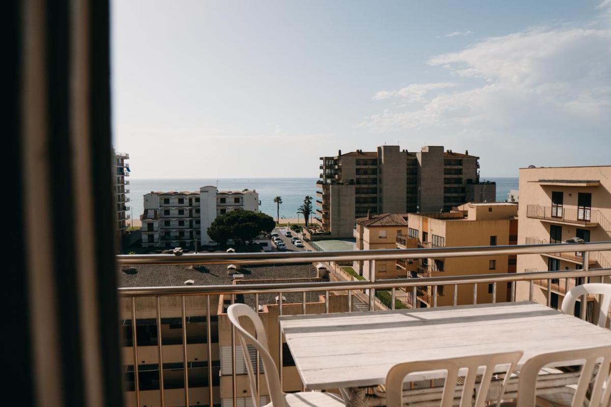 Apartment with large sea view terrace one minute walk from the beach - Housity