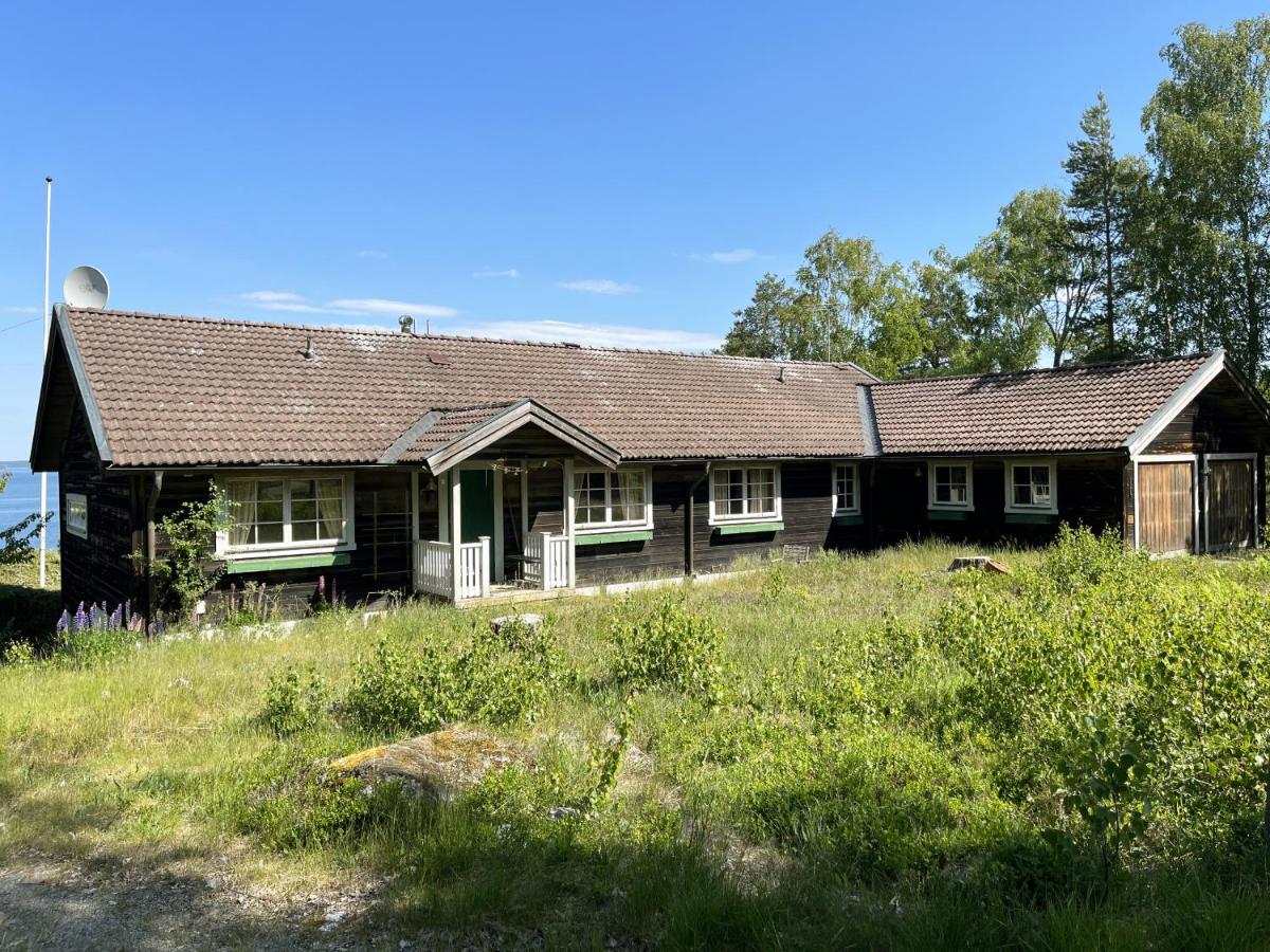 House by the sea with pool and sauna near Nynashamn - Housity
