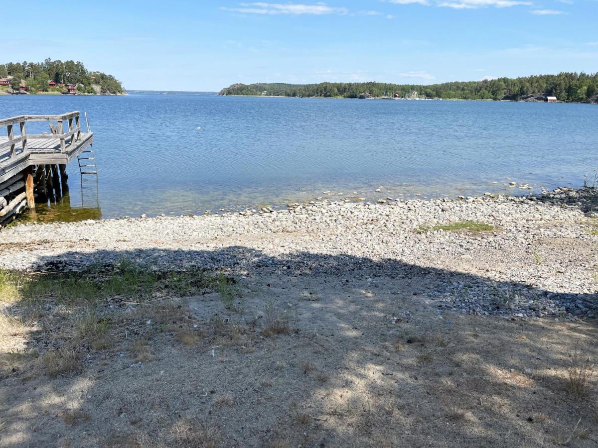 House by the sea with pool and sauna near Nynashamn - Housity