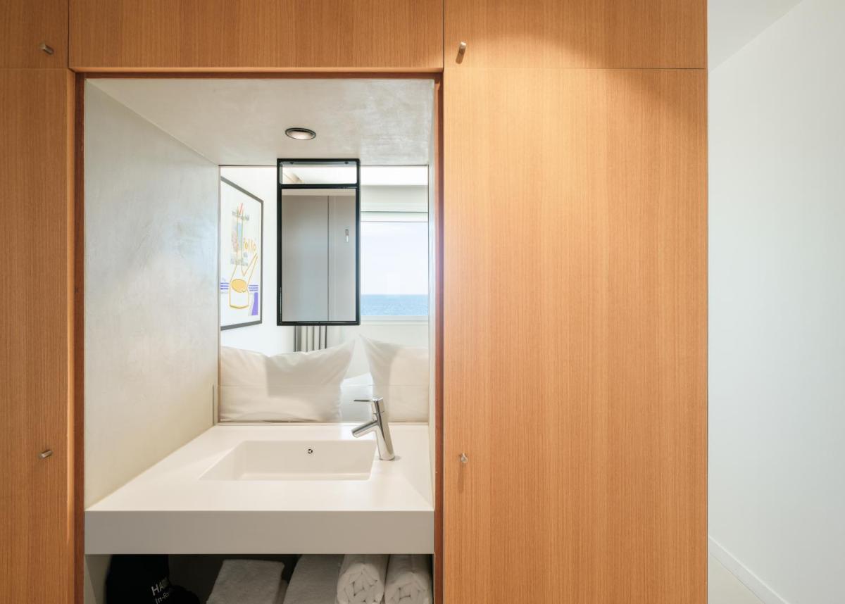 une salle de bain avec un lavabo et un miroir dans l'établissement Les Elmes - Hôtel & Spa, à Banyuls-sur-Mer