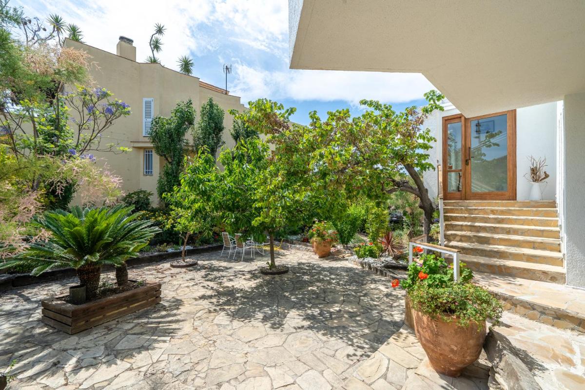 Hauzify I Villa del Castell - Housity