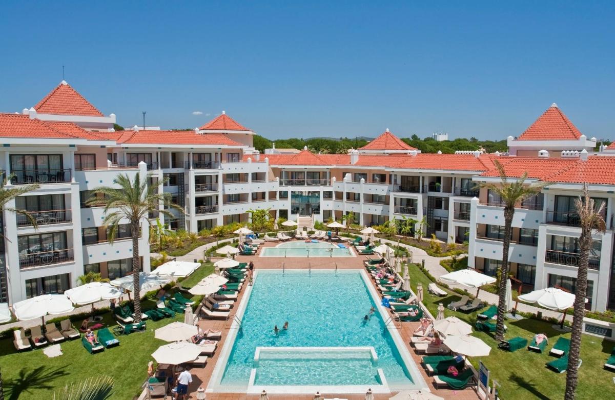 uma vista aérea de um resort com piscina em As Cascatas Golf Resort & Spa em Vilamoura