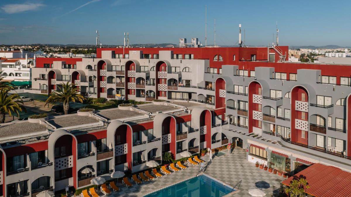 uma vista aérea de um edifício com piscina em Muthu Oura Praia Hotel em Albufeira