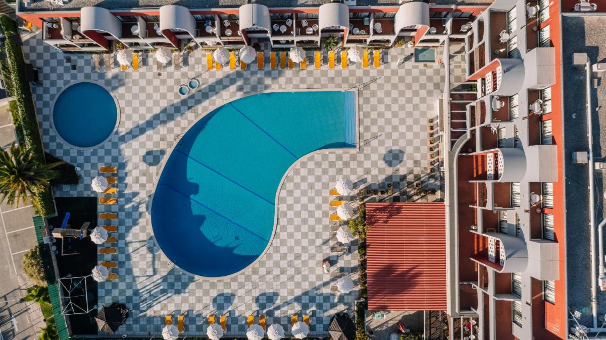 uma vista aérea de uma piscina em um edifício em Muthu Oura Praia Hotel em Albufeira