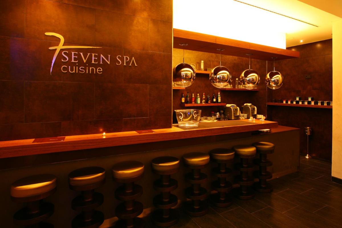 A área de bar ou lounge em As Cascatas Golf Resort & Spa