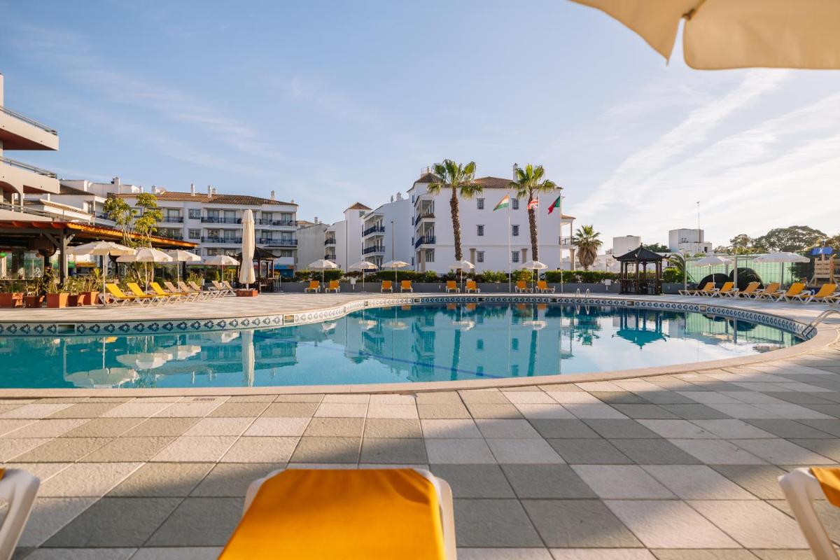 A piscina em ou perto de Muthu Oura Praia Hotel