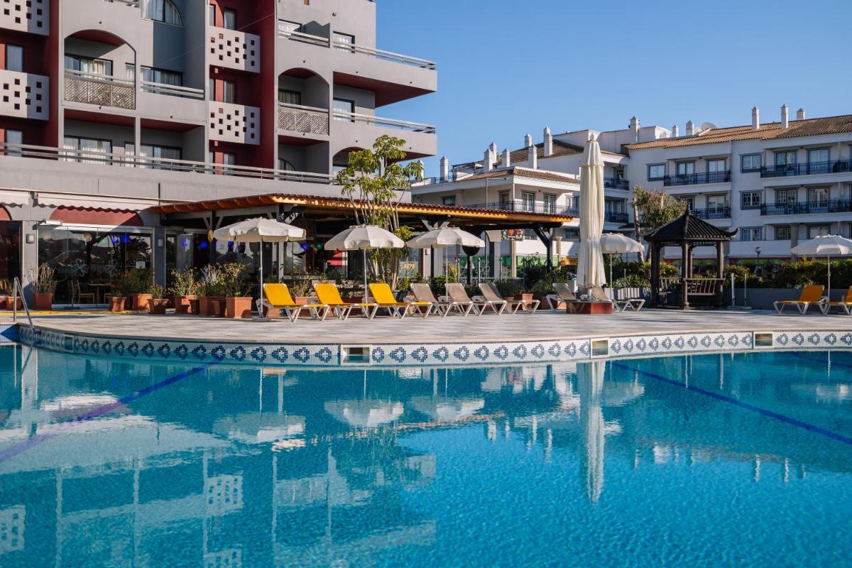 A piscina em ou perto de Muthu Oura Praia Hotel