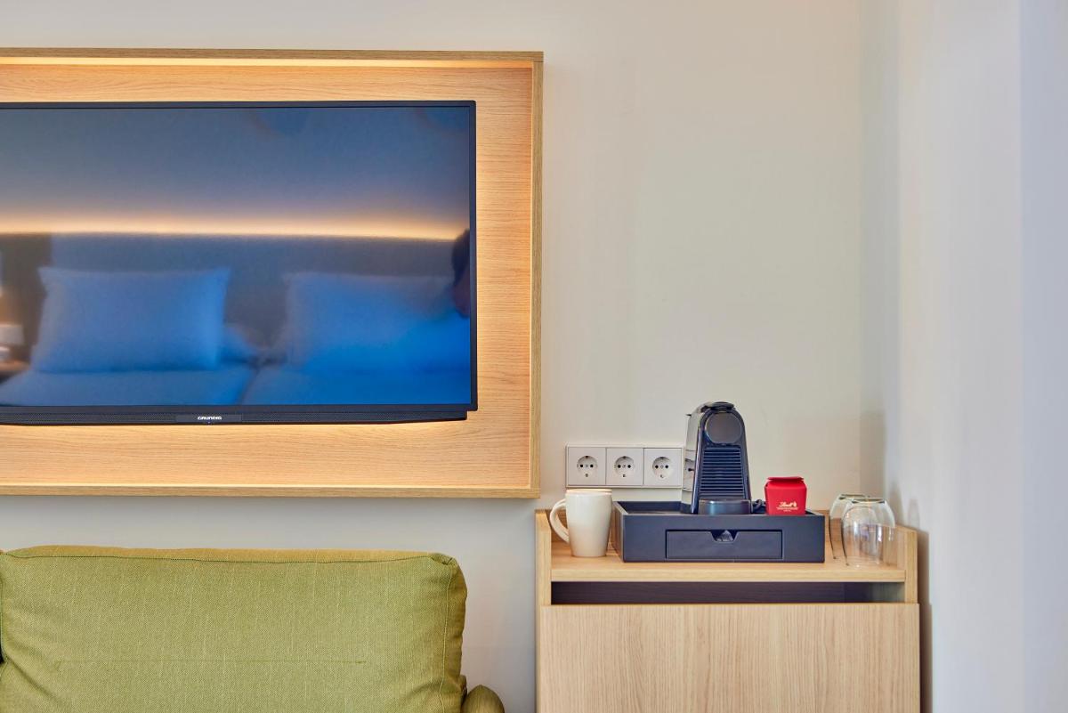 Una televisión o centro de entretenimiento en Universal Hotel Aquamarin