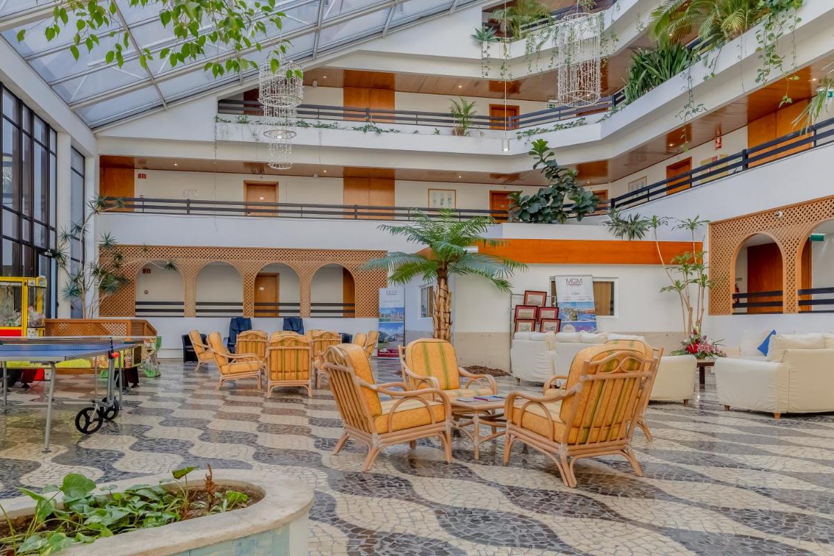 Uma área de estar em Muthu Oura Praia Hotel