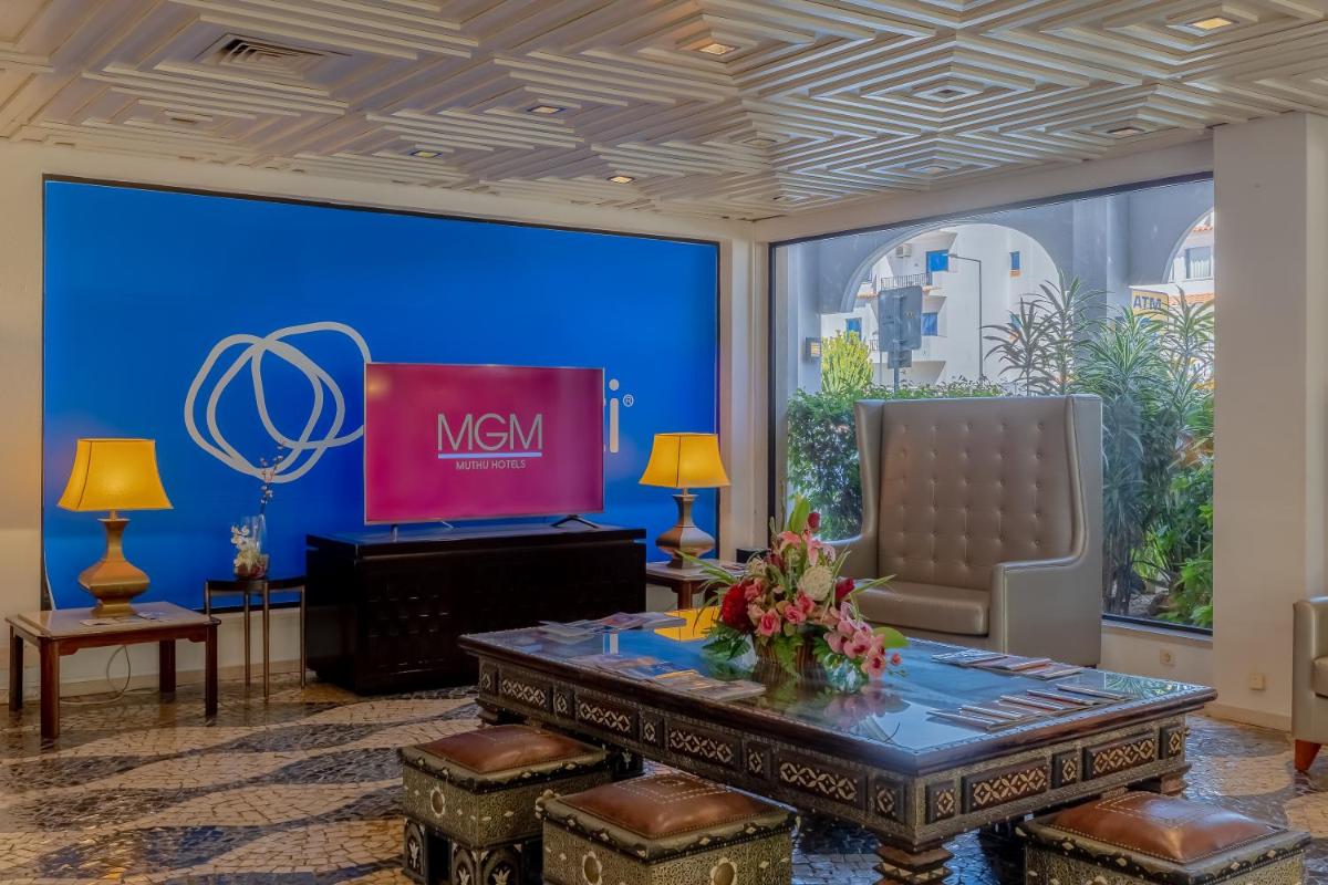 Uma televisão e/ou sistema de entretenimento em Muthu Oura Praia Hotel