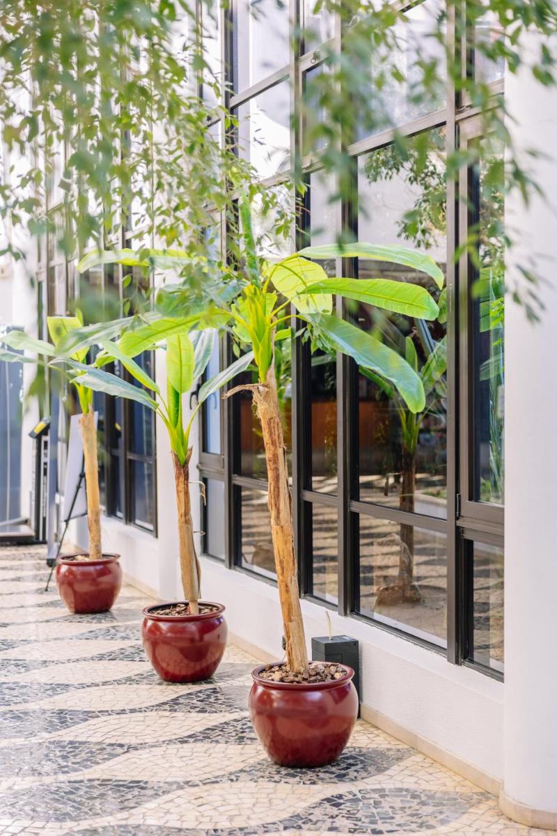 Um jardim no exterior de Muthu Oura Praia Hotel