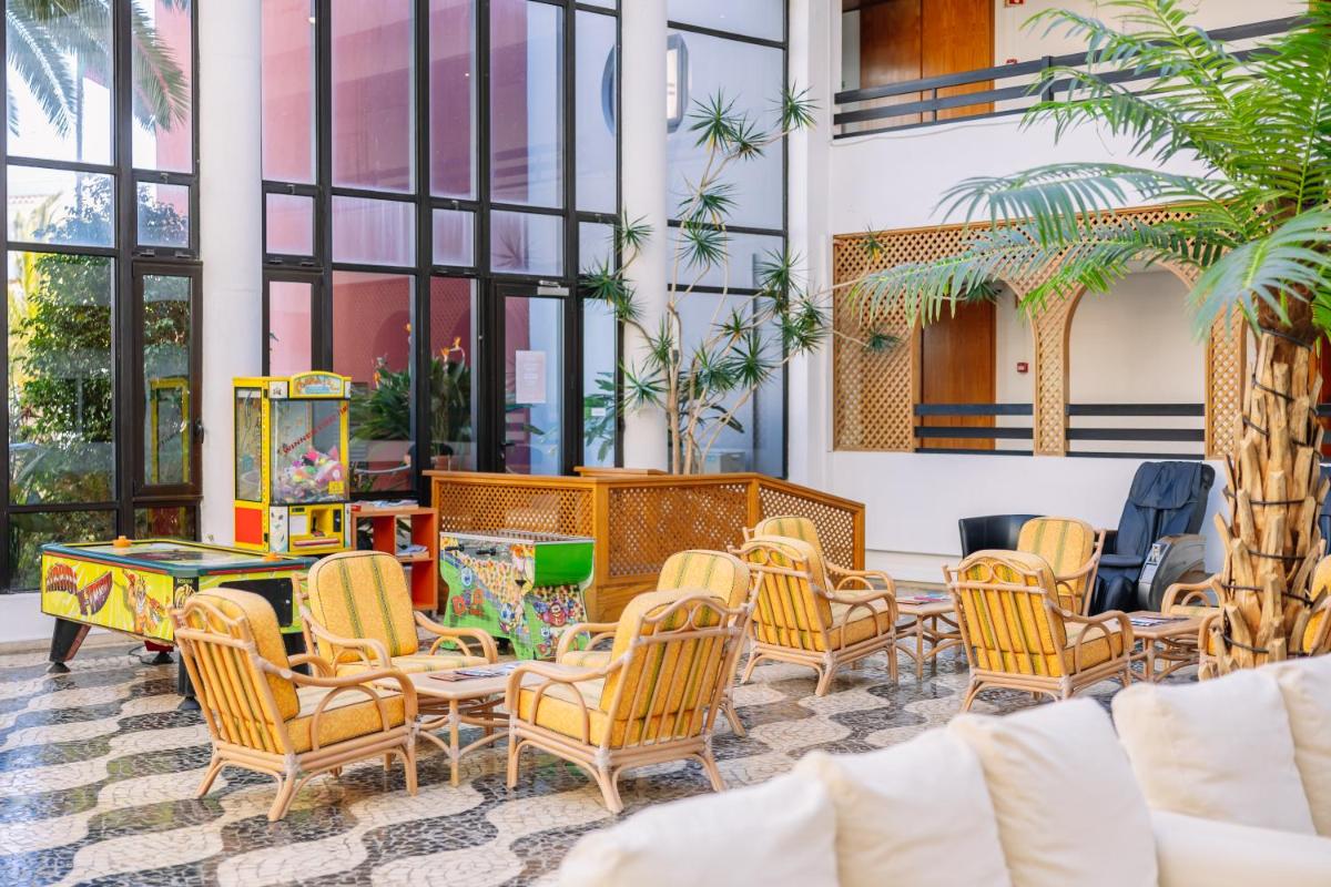 Uma área de estar em Muthu Oura Praia Hotel