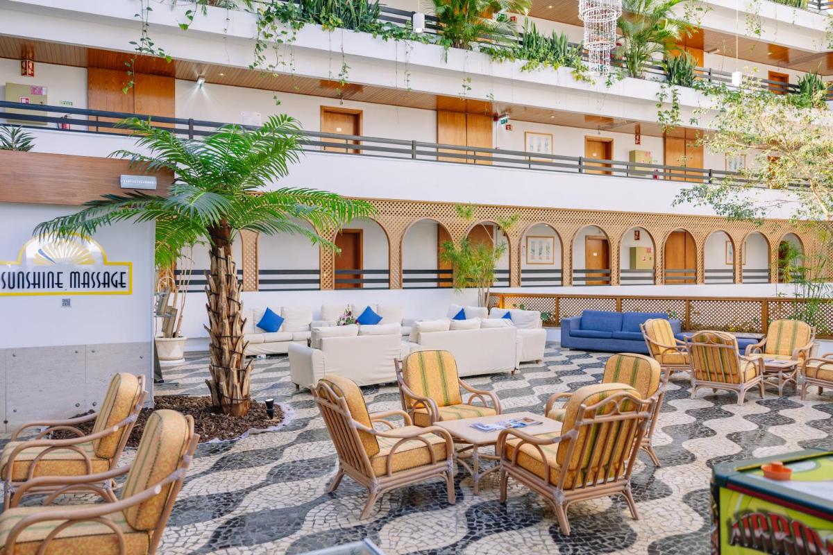 Uma área de estar em Muthu Oura Praia Hotel
