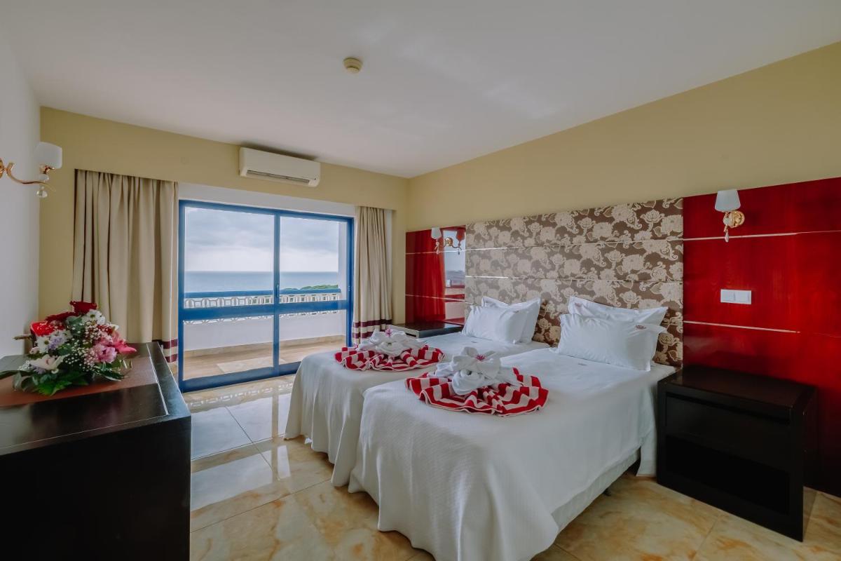 Uma cama ou camas num quarto em Grand Muthu Oura View Beach Club