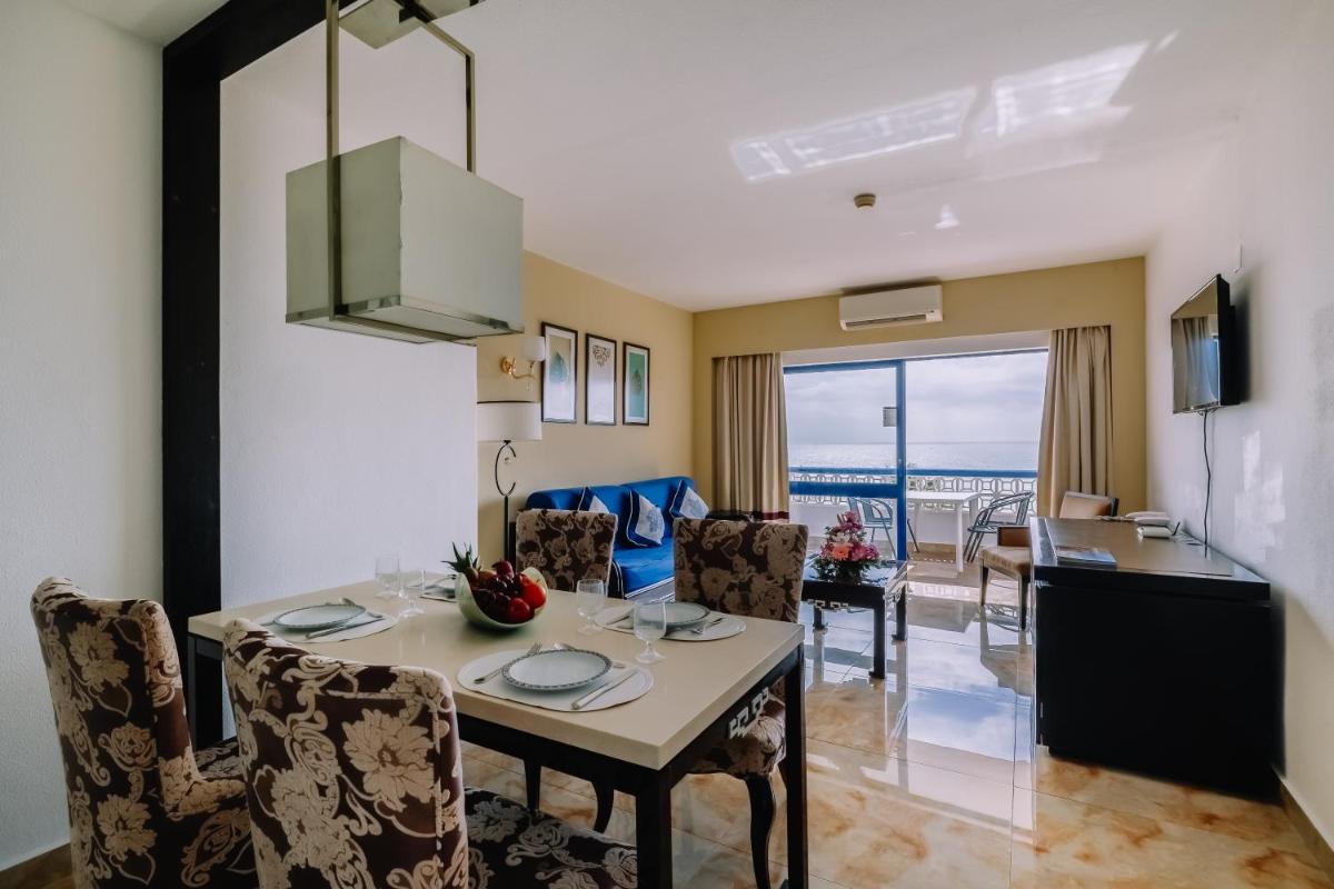 Uma área de estar em Grand Muthu Oura View Beach Club