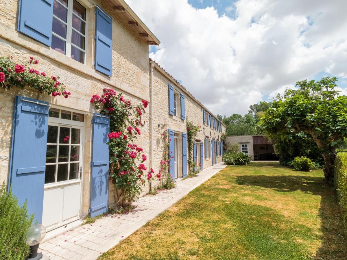 Holiday Home Au bord du canal by Interhome - Housity