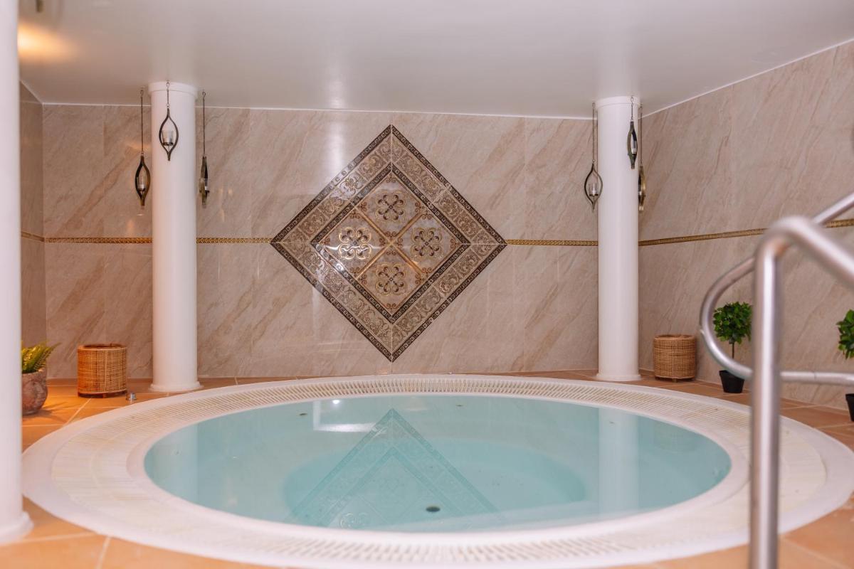 Uma casa de banho em Grand Muthu Oura View Beach Club