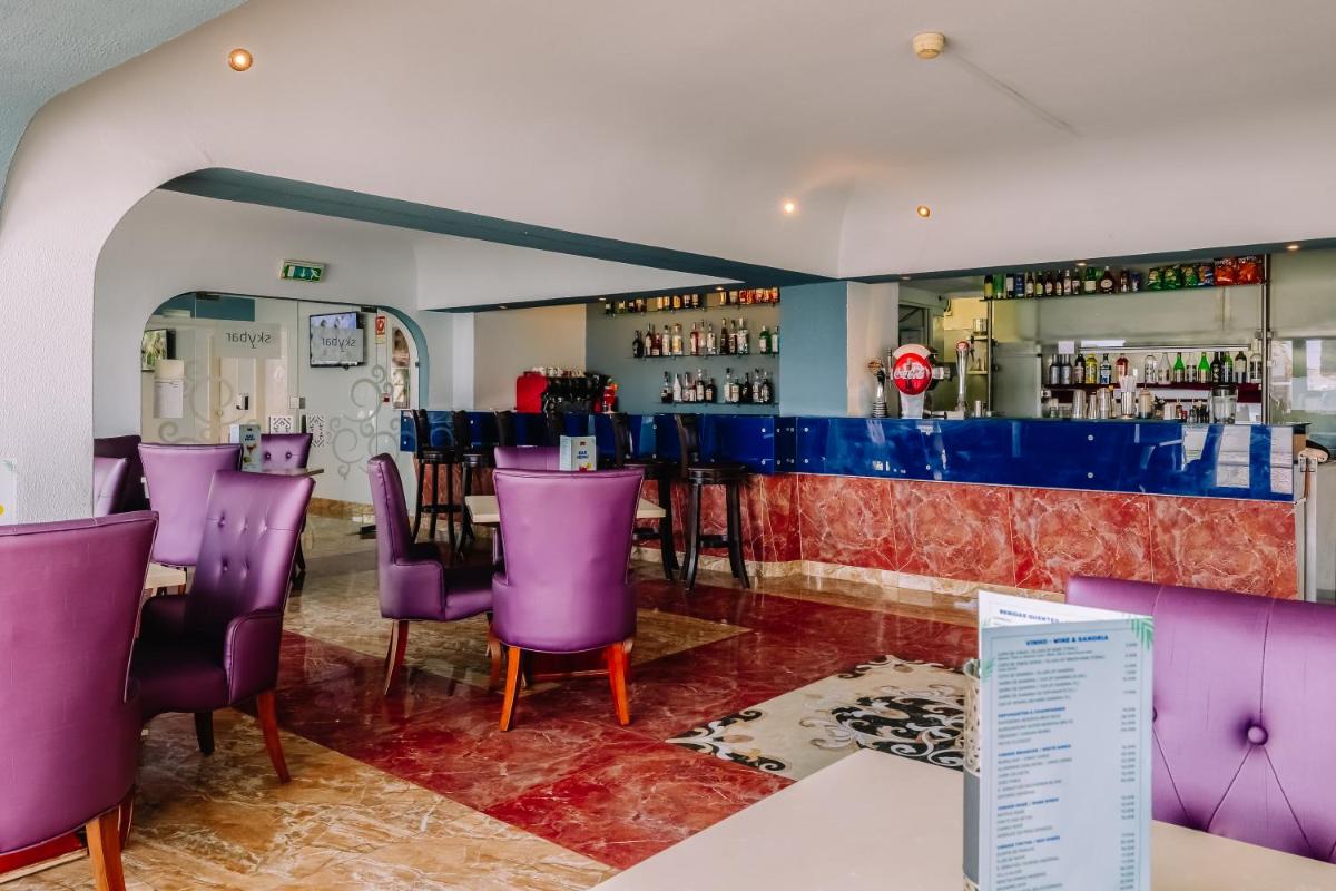 A área de bar ou lounge em Grand Muthu Oura View Beach Club
