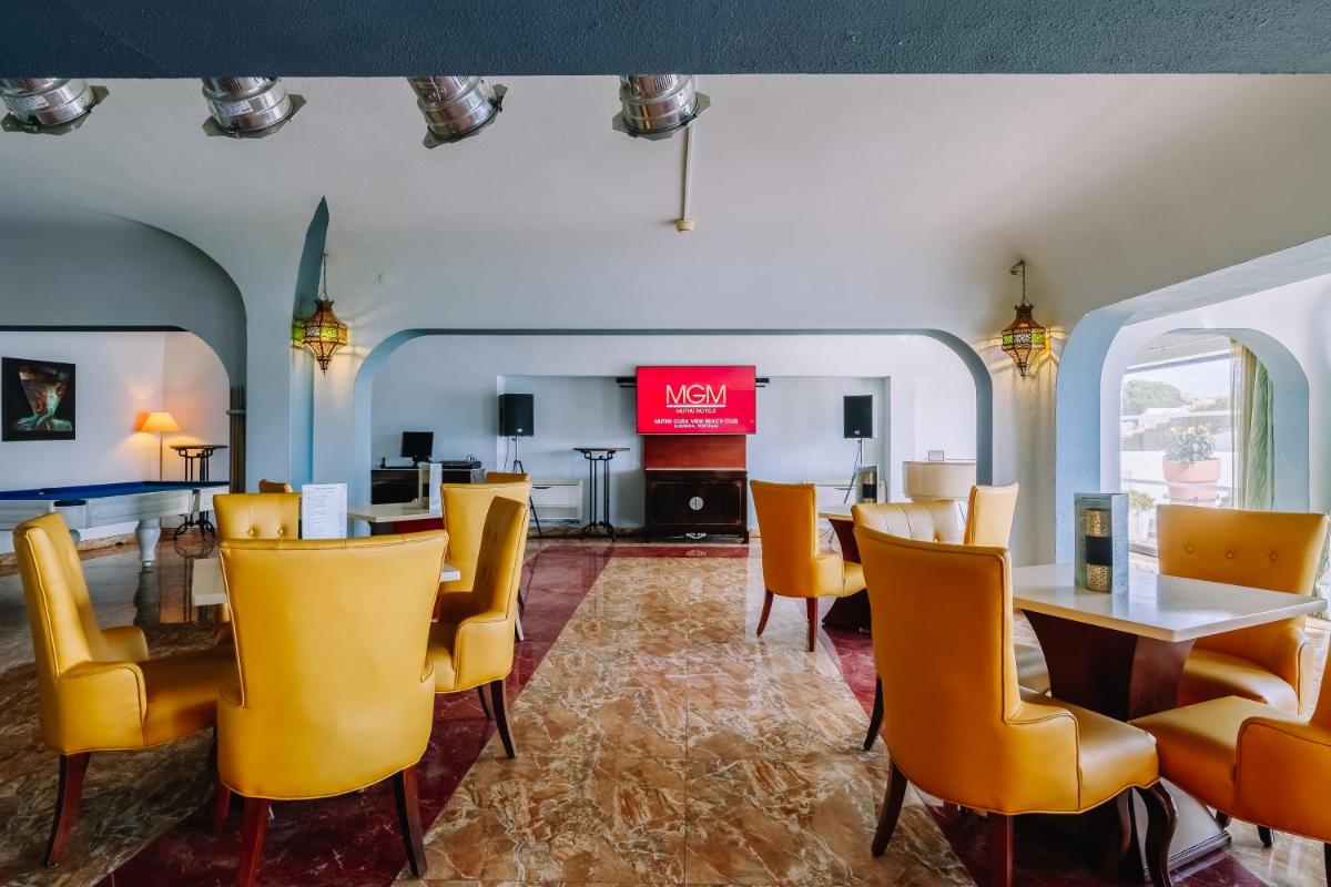 Uma televisão e/ou sistema de entretenimento em Grand Muthu Oura View Beach Club
