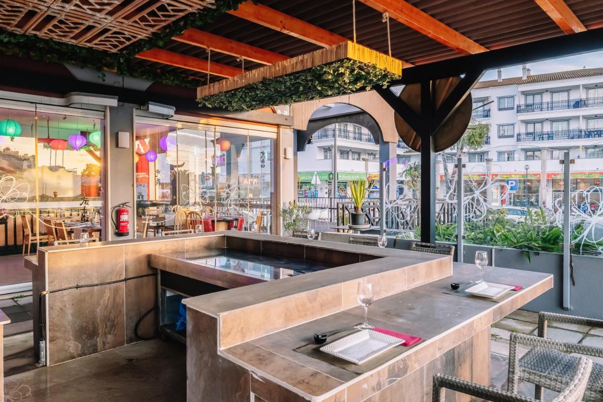 Um restaurante ou outro lugar para comer em Muthu Oura Praia Hotel