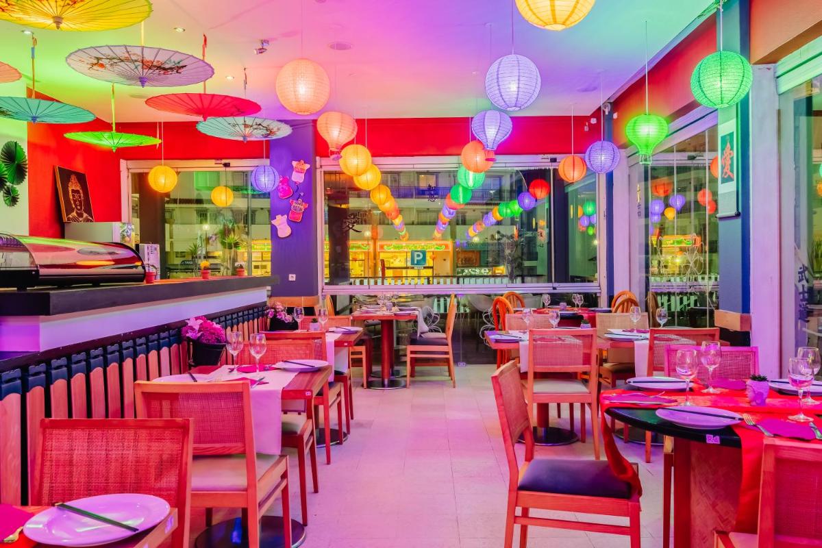 Um restaurante ou outro lugar para comer em Muthu Oura Praia Hotel