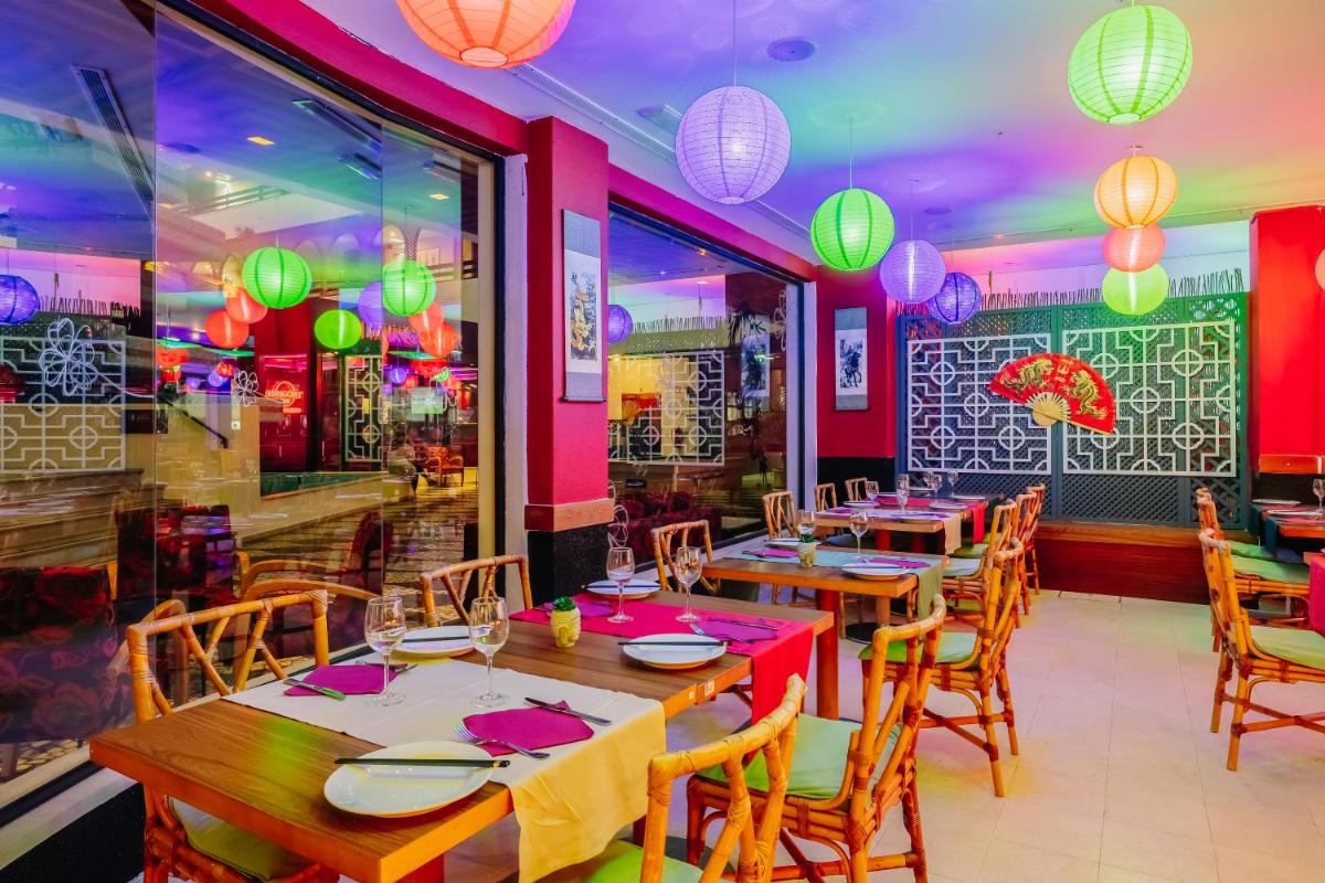 Um restaurante ou outro lugar para comer em Muthu Oura Praia Hotel