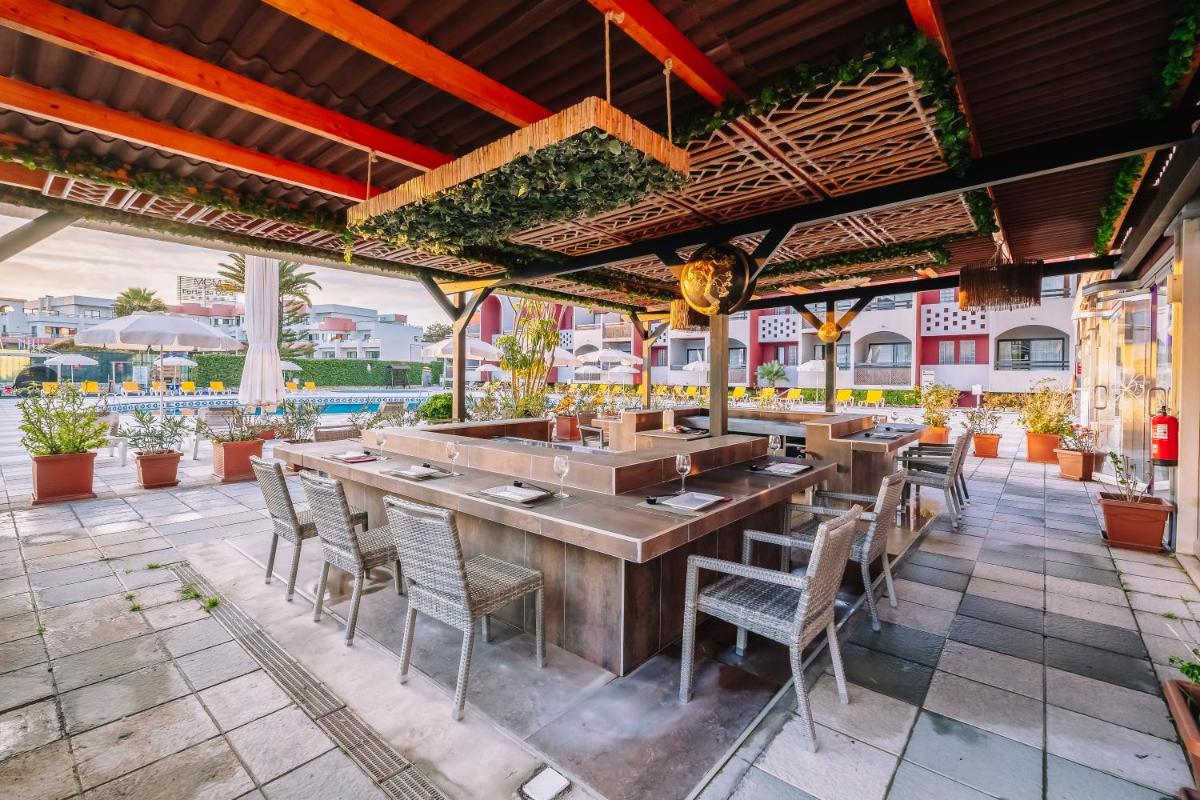 Um restaurante ou outro lugar para comer em Muthu Oura Praia Hotel