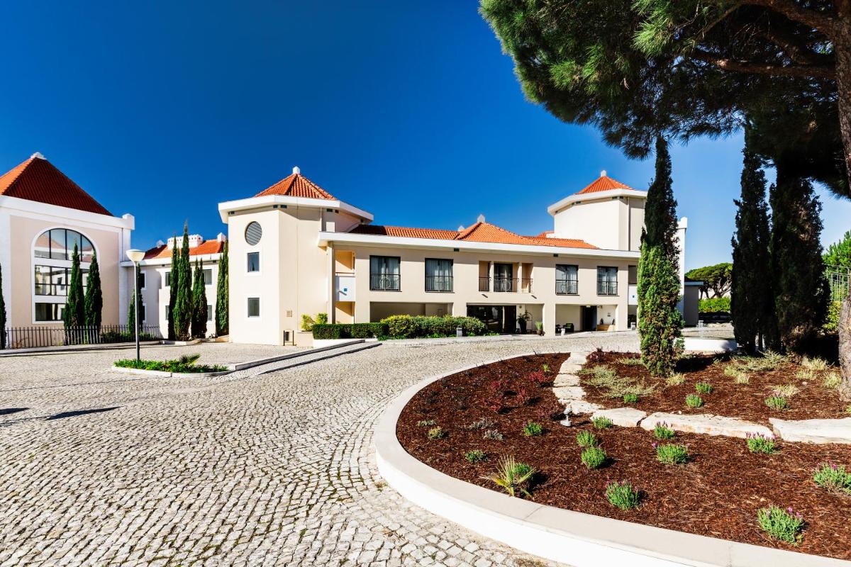 Um jardim no exterior de As Cascatas Golf Resort & Spa