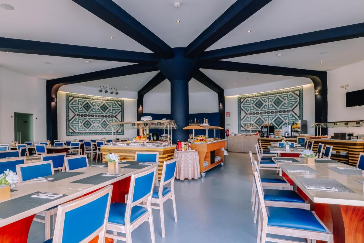 Um restaurante ou outro lugar para comer em Grand Muthu Oura View Beach Club