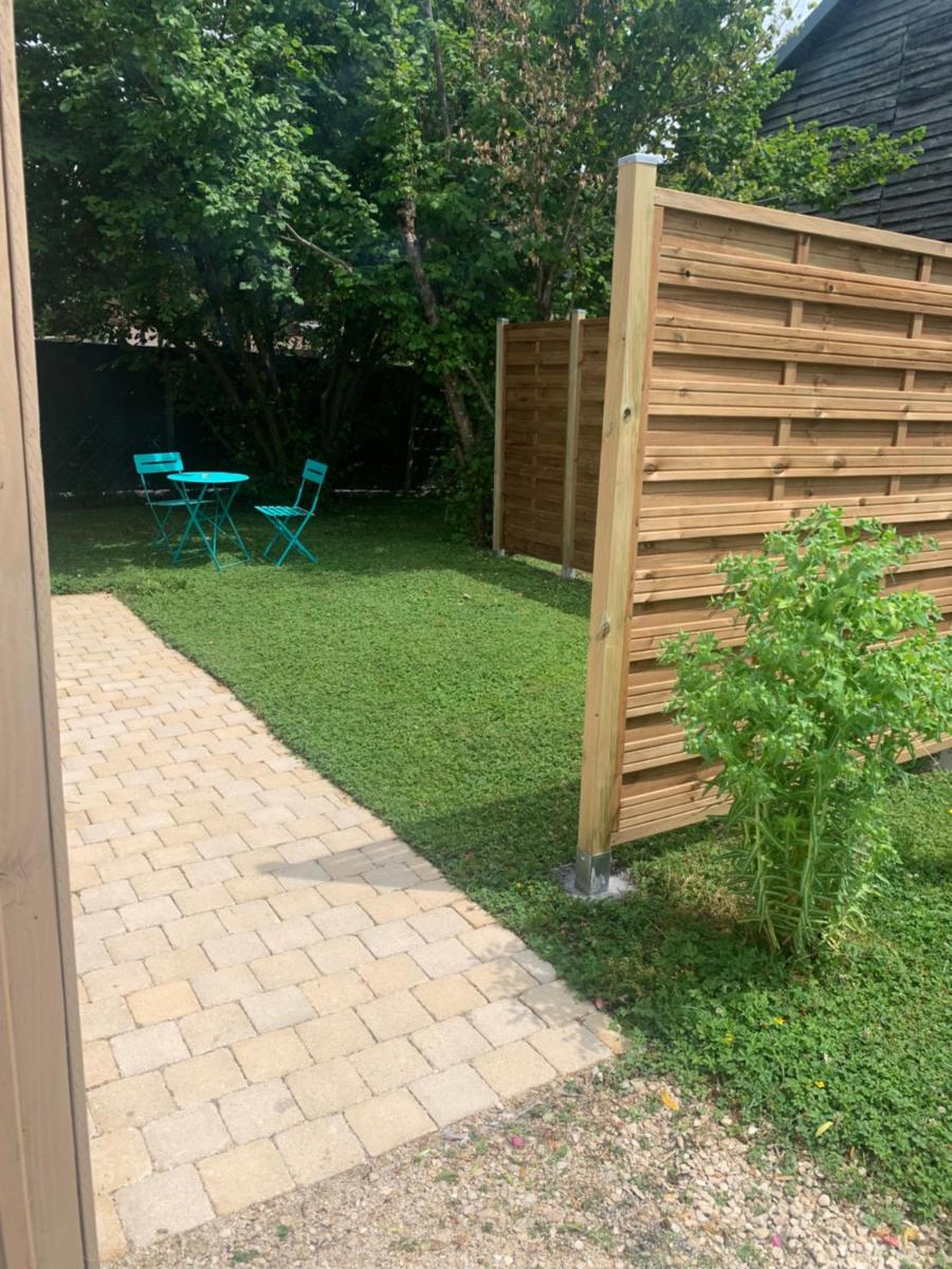 chambre salon indépendant, salle de bain wc privés, jardin privé, piscine partagée près d'un lac - Housity