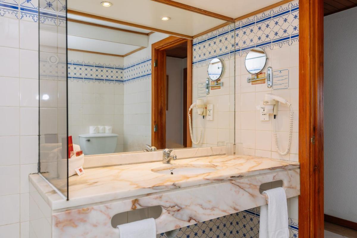 Uma casa de banho em Muthu Oura Praia Hotel