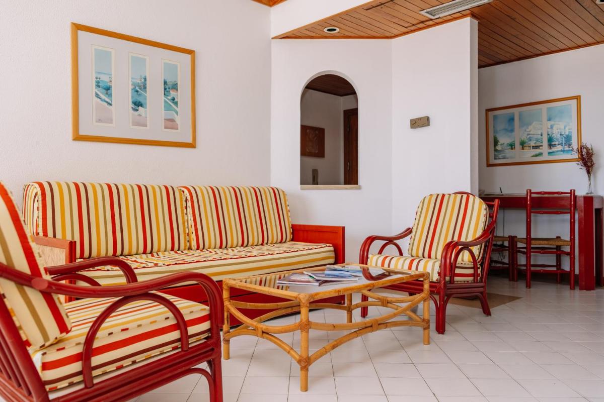 Uma área de estar em Muthu Oura Praia Hotel