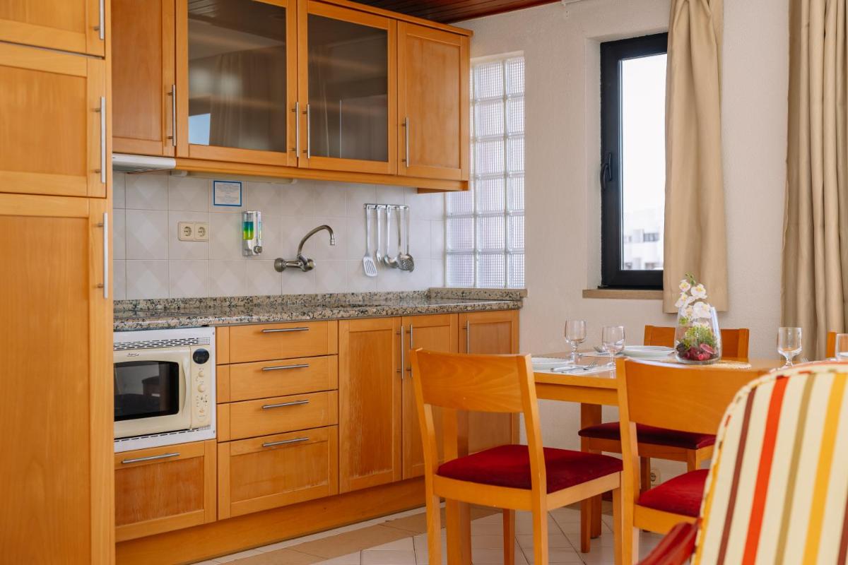 A cozinha ou kitchenette de Muthu Oura Praia Hotel