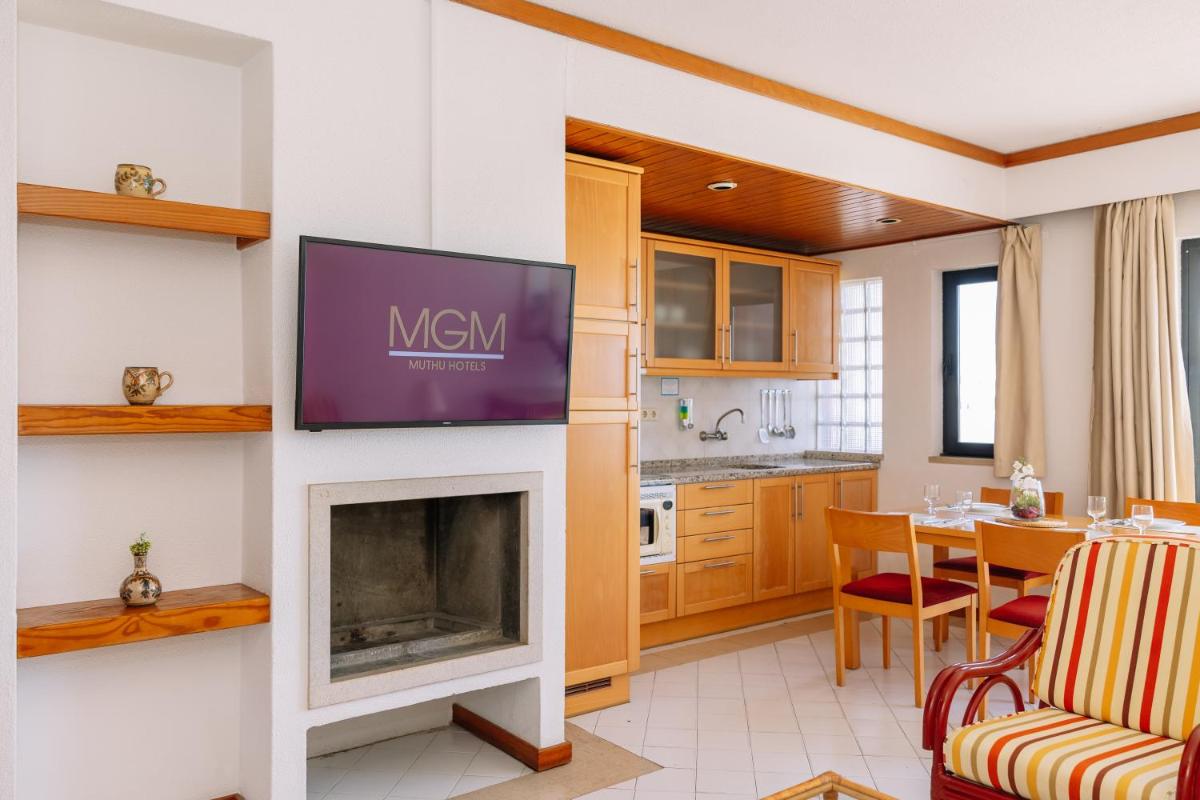 A cozinha ou kitchenette de Muthu Oura Praia Hotel