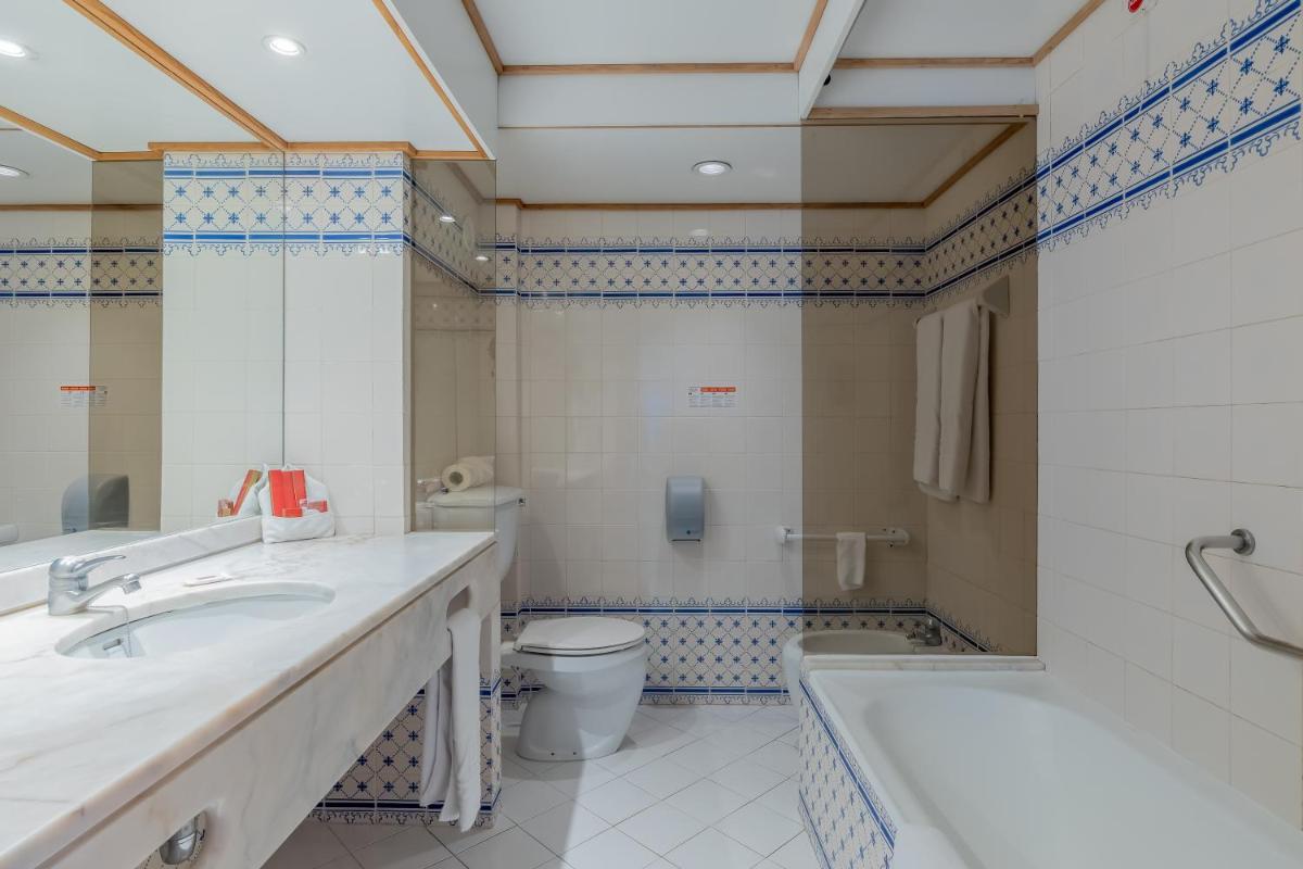 Uma casa de banho em Muthu Oura Praia Hotel