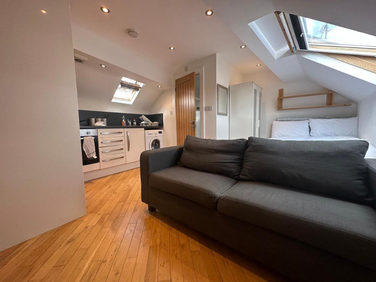 Stunning 1-Bed Studio in Pudsey - Housity