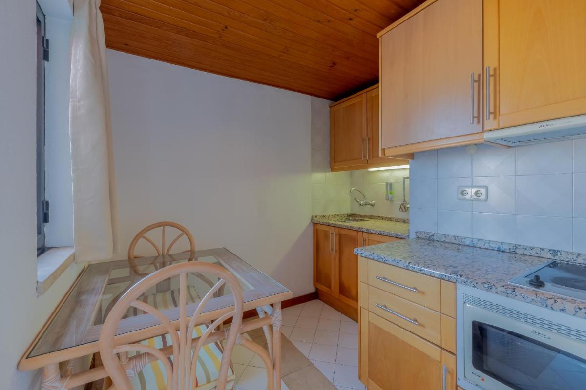 A cozinha ou kitchenette de Muthu Oura Praia Hotel