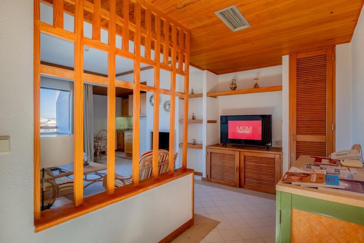 Uma televisão e/ou sistema de entretenimento em Muthu Oura Praia Hotel