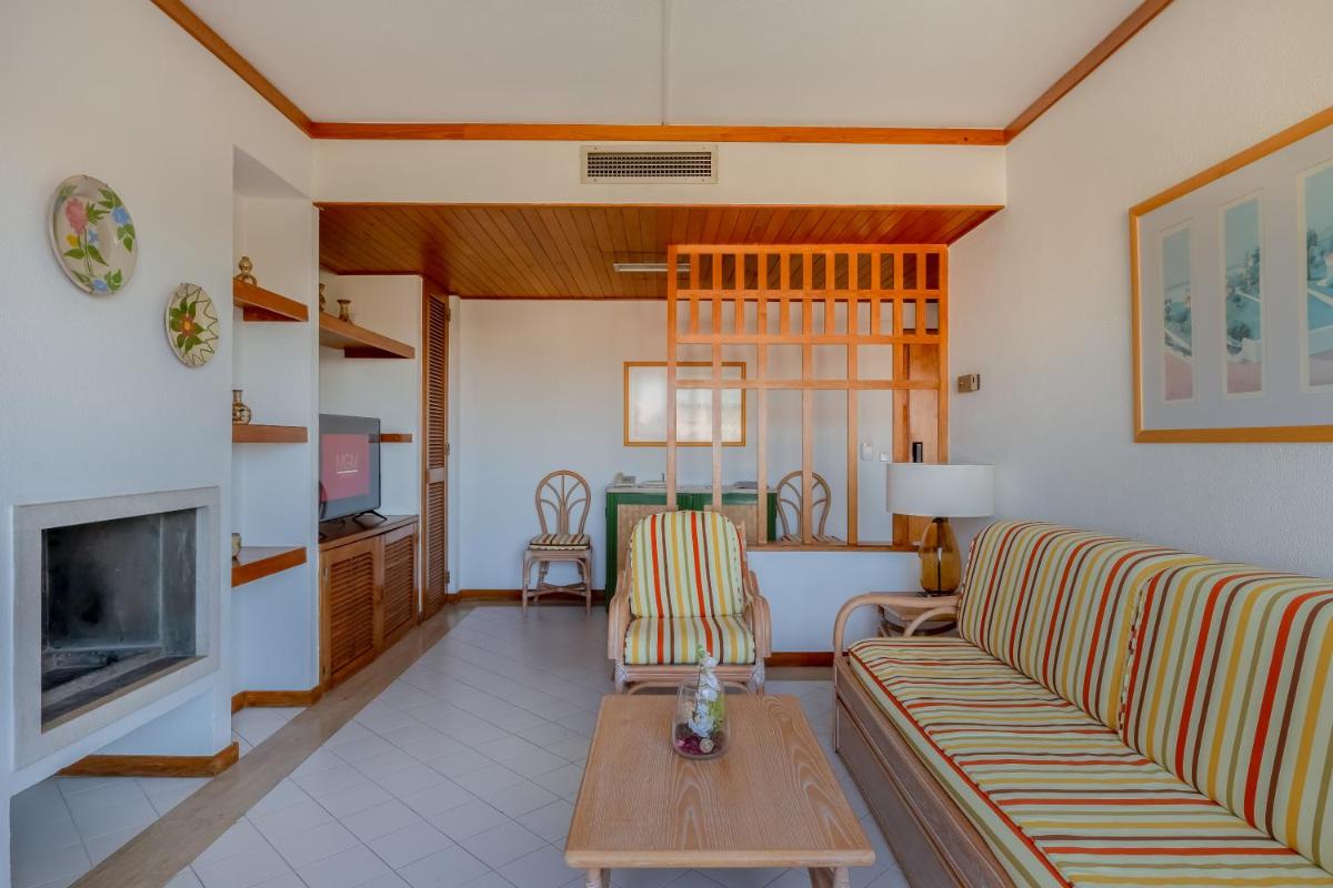 Uma televisão e/ou sistema de entretenimento em Muthu Oura Praia Hotel