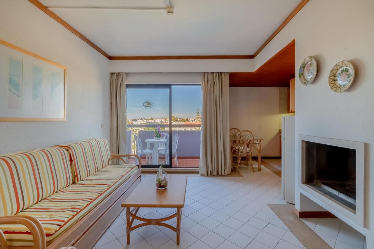 Uma área de estar em Muthu Oura Praia Hotel