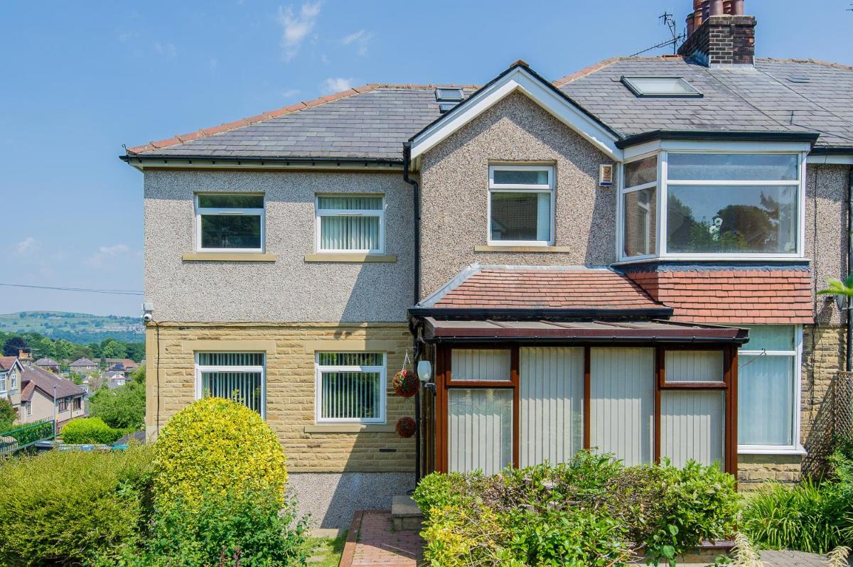 Heaton Woods Large House - Housity