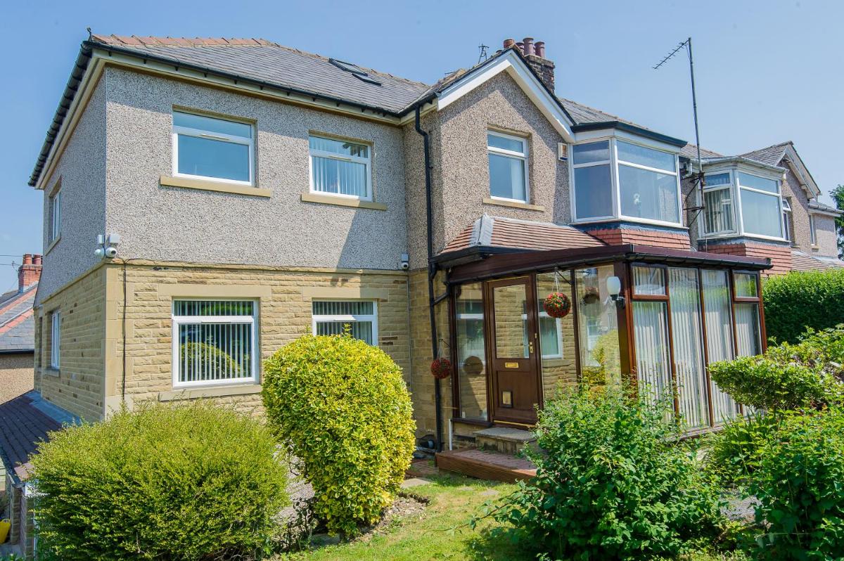 Heaton Woods Large House - Housity