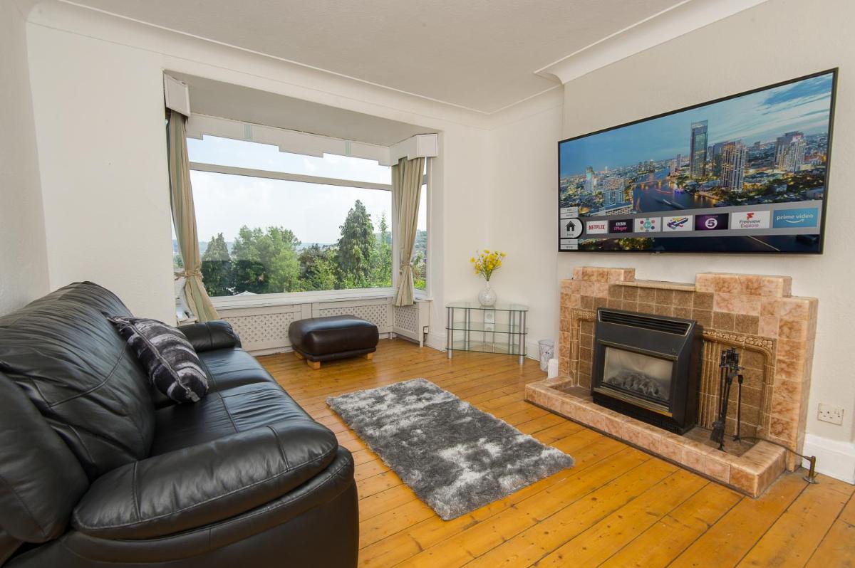 Heaton Woods Large House - Housity