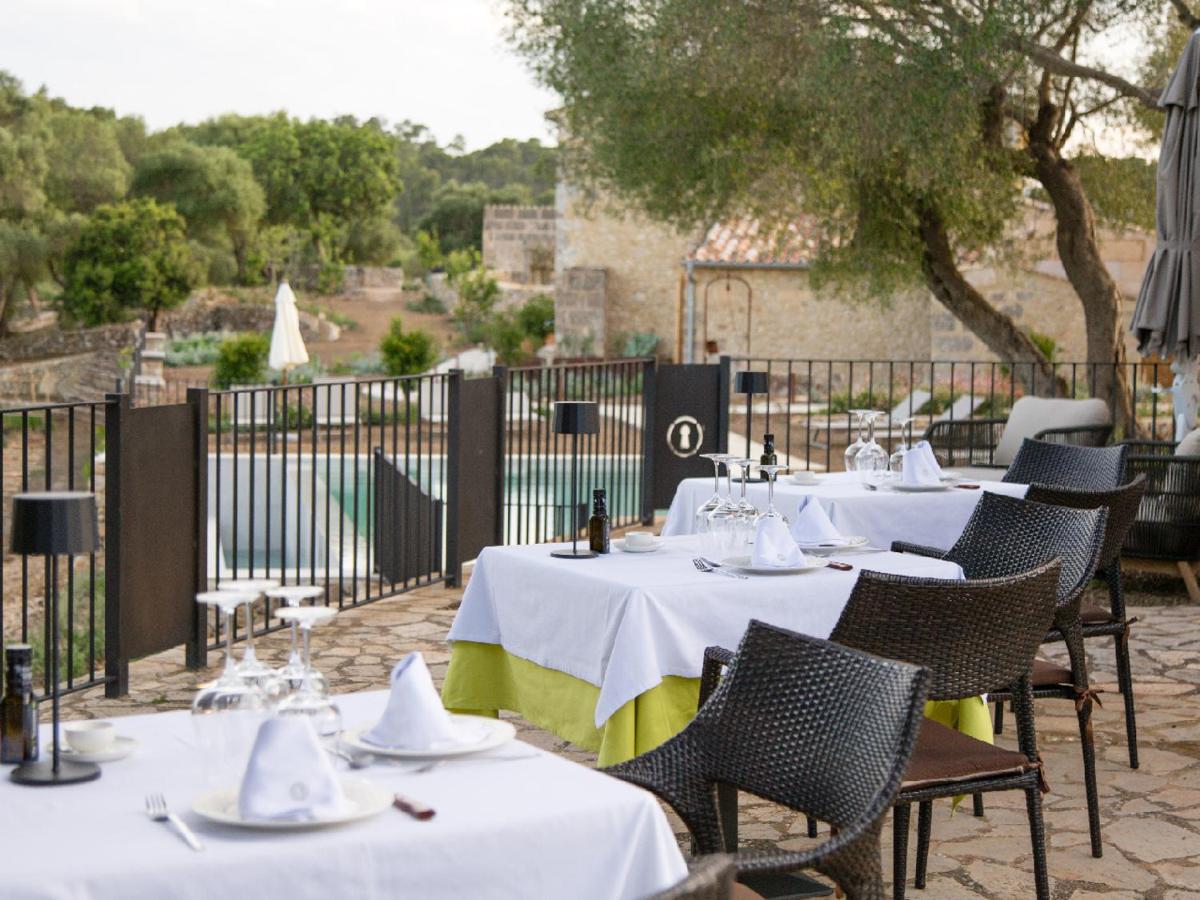 Un restaurante o sitio para comer en Fincahotel Treurer - Olive Grove & Grand House - Adults Only