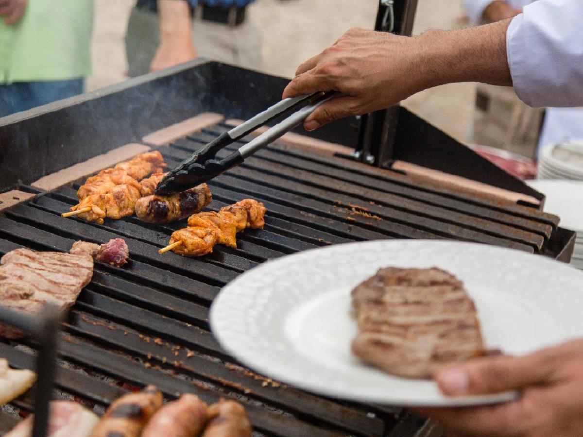 Barbacoa disponible para clientes en el hotel