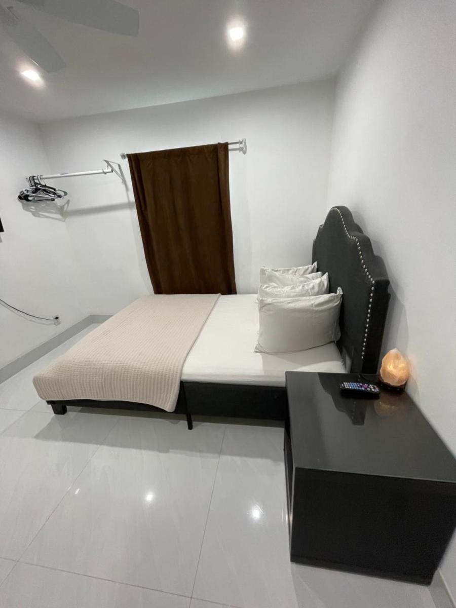 room & private bathroom - Housity